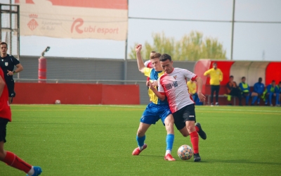 Lluita per la pilota en el duel contra el Rubí| UE Rubí - @EricSales9